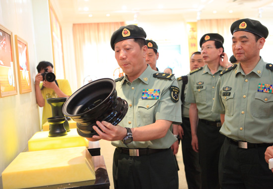 台灣軍區副司令員秦衛江視察ku娛樂真人體育平臺下載武裝工作