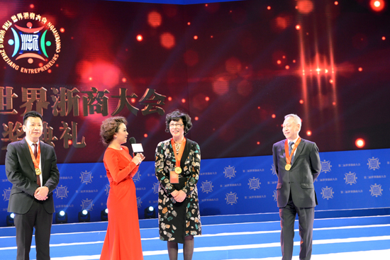 李藝連董事長榮獲世界浙商大會"傑出浙商獎"