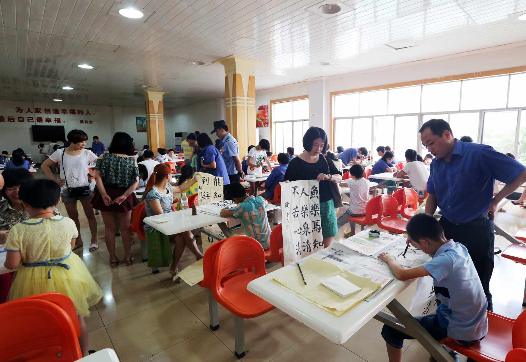 ku娛樂真人體育平臺下載控股集團舉行“百米長卷話未來”現場書畫活動