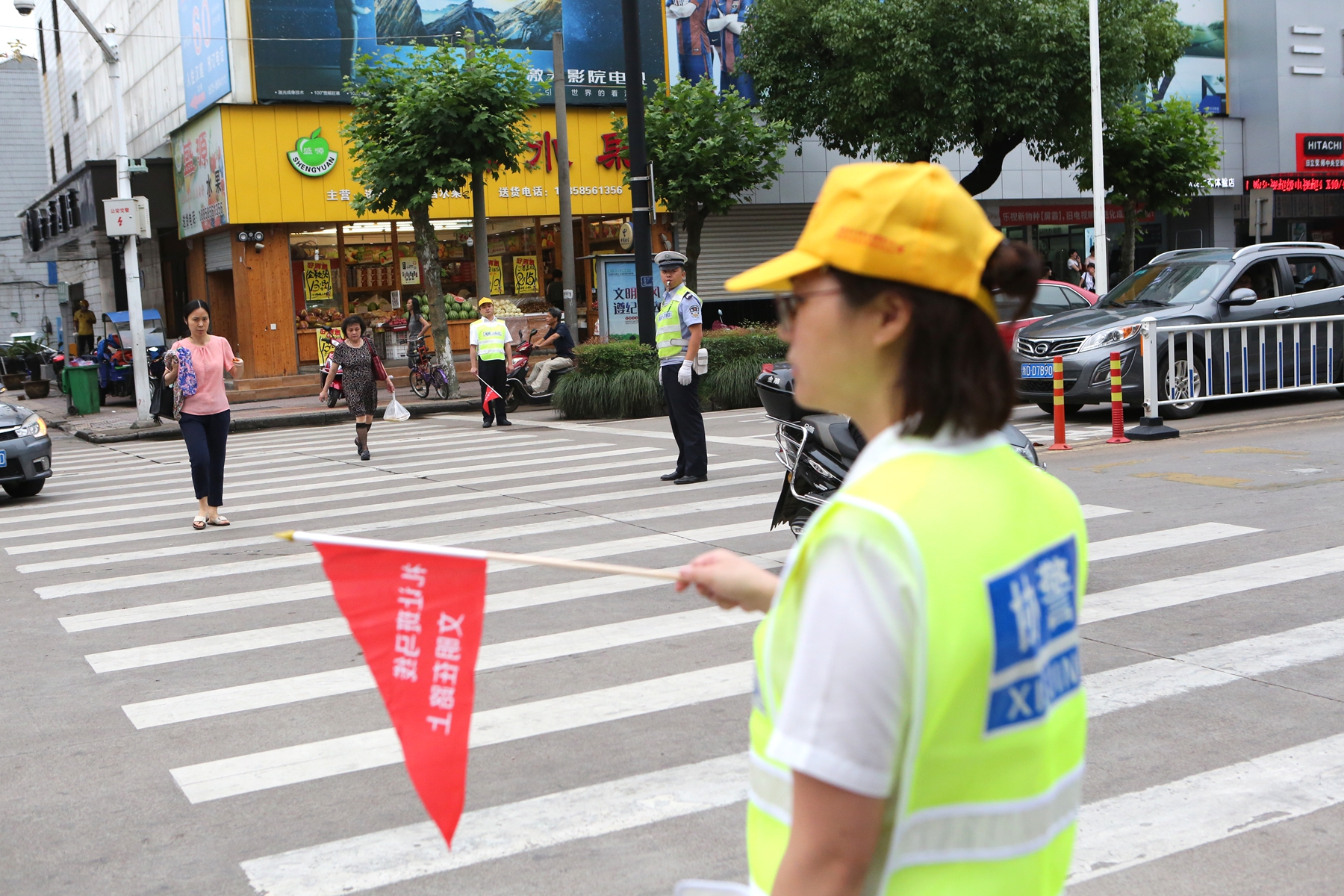 ku娛樂真人體育平臺下載組織開展“禮讓斑馬線,文明在路上”志願勸導活動