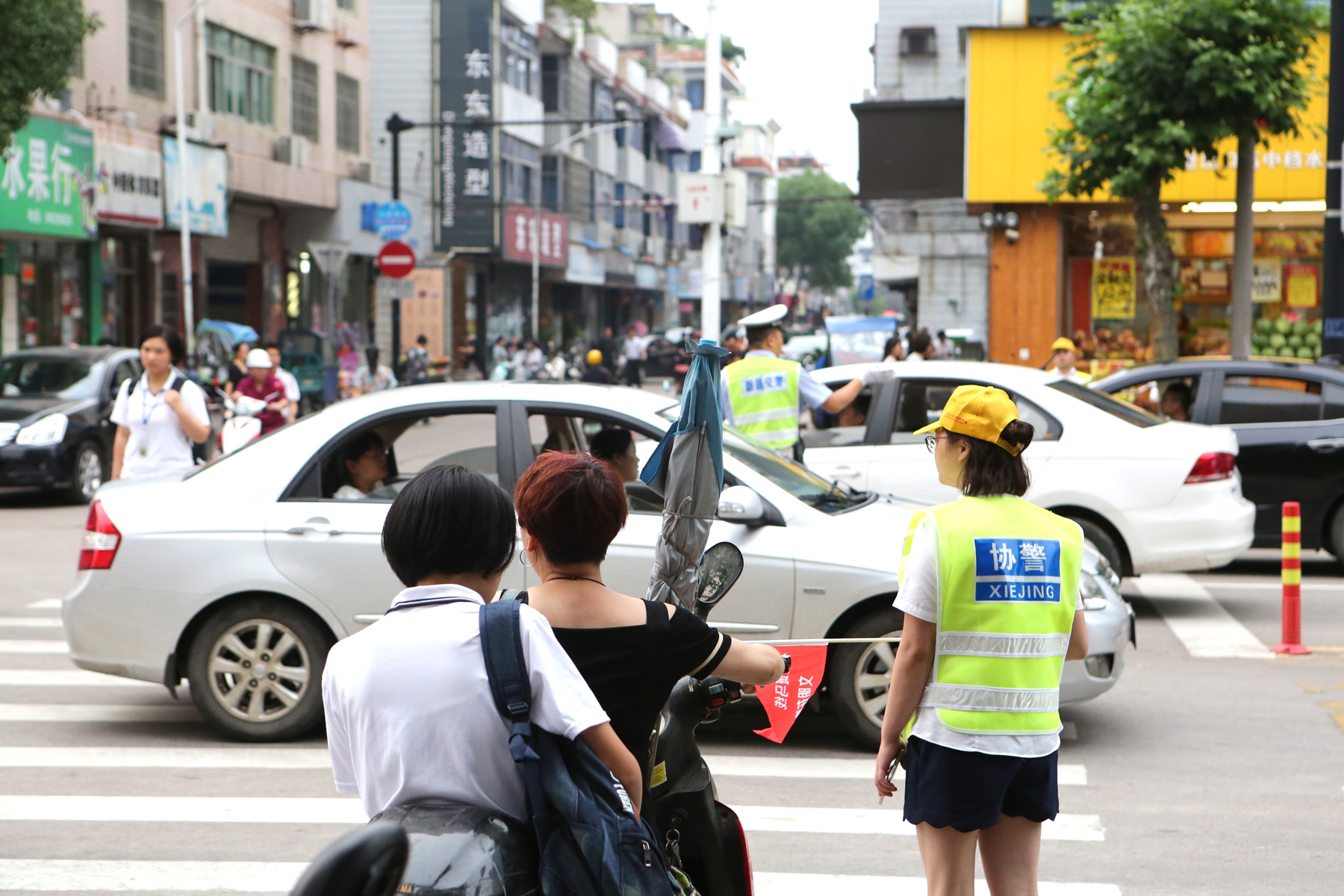 ku娛樂真人體育平臺下載組織開展“禮讓斑馬線,文明在路上”志願勸導活動